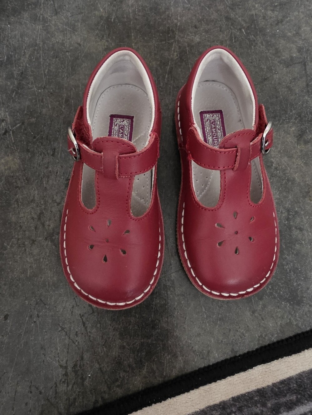 L'Amour Kids T-Strap Mary Jane Shoes in Red. Size 8 TODDLER